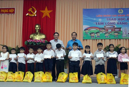 HẬU GIANG: Hơn 1,3 tỉ đồng chăm lo cho con CNVC-LĐ khó khăn