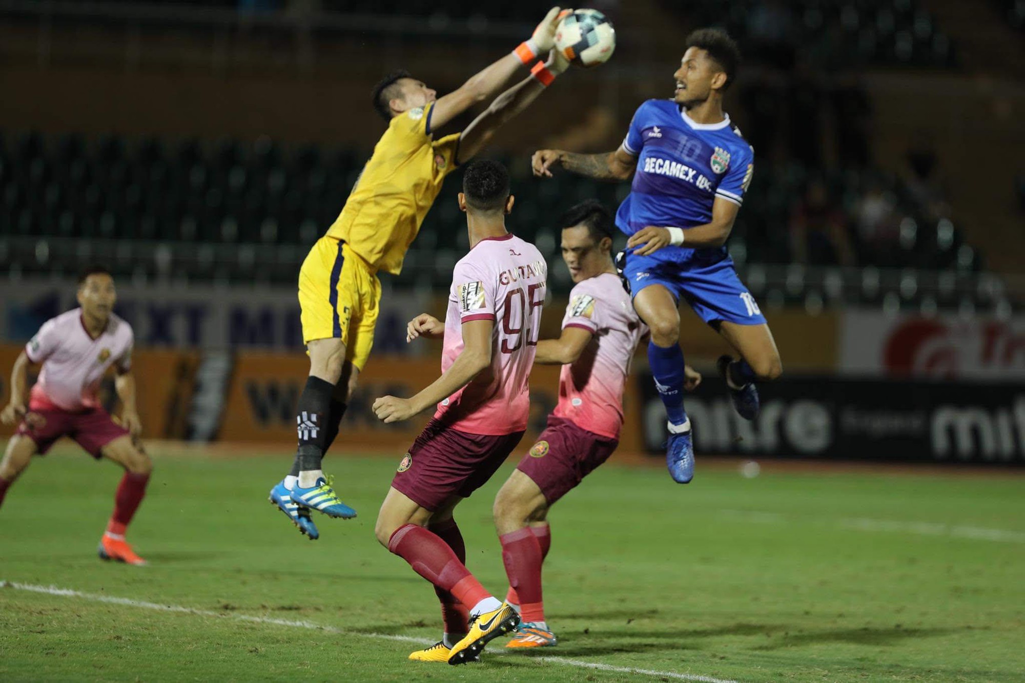Còn 11 CLB lo rớt hạng V-League sau vòng 20