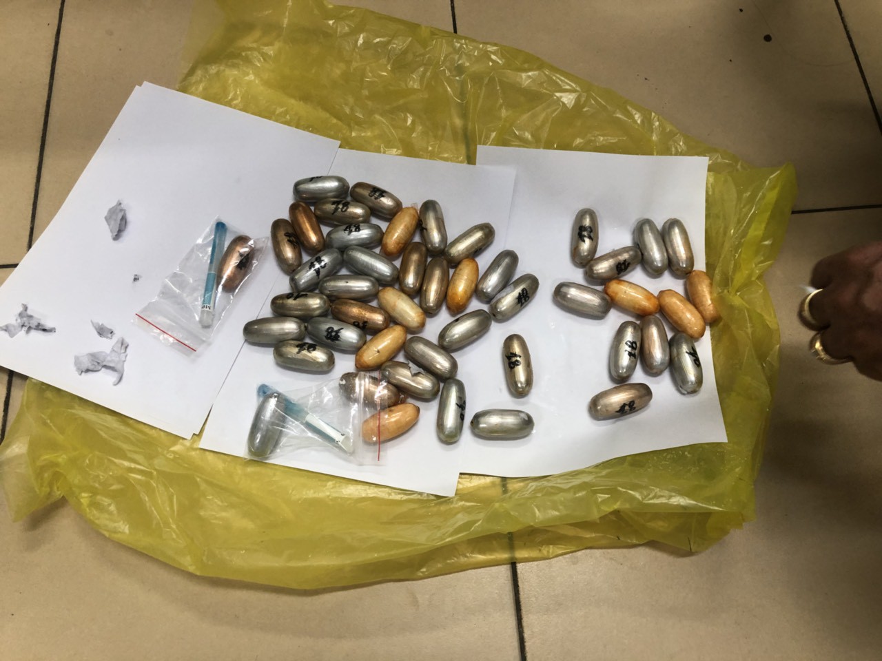 Người đàn ông nuốt gần 1,6kg cocain đi qua 4 quốc gia