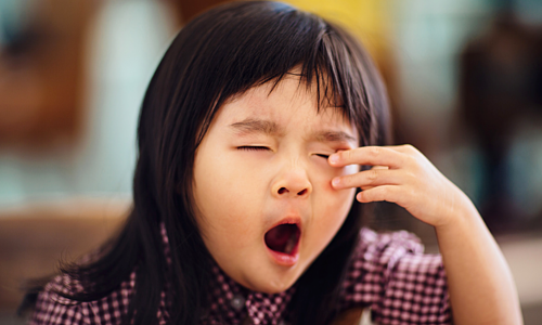 Cách giúp trẻ nhỏ không ngủ quên trên xe đến trường