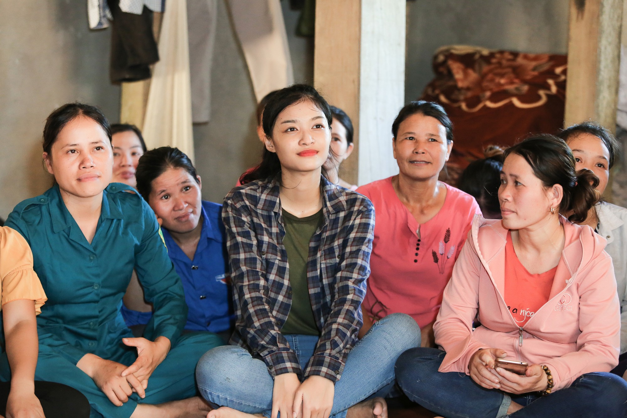 Tốp 3 Hoa hậu Thế giới Việt Nam hỗ trợ người dân gặp bão lũ - Ảnh 6.