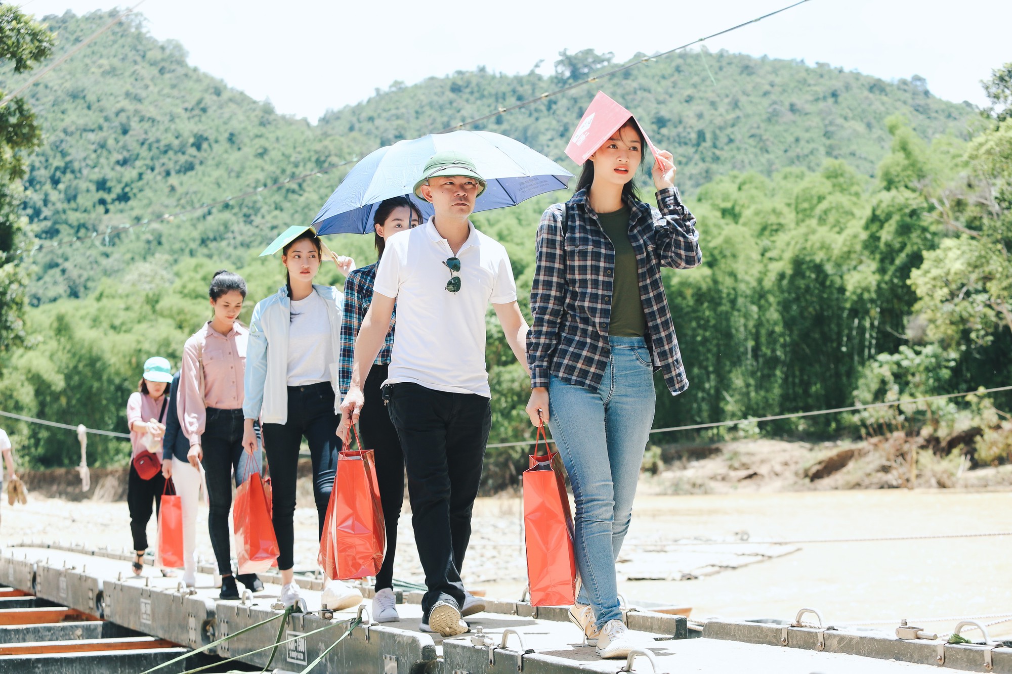Tốp 3 Hoa hậu Thế giới Việt Nam hỗ trợ người dân gặp bão lũ - Ảnh 4.