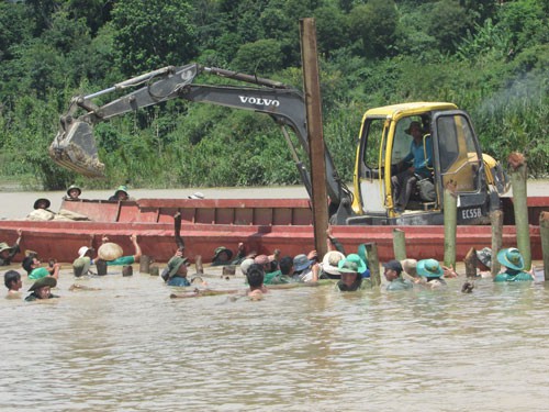Vỡ đê bao, 1.000 ha lúa chìm trong nước