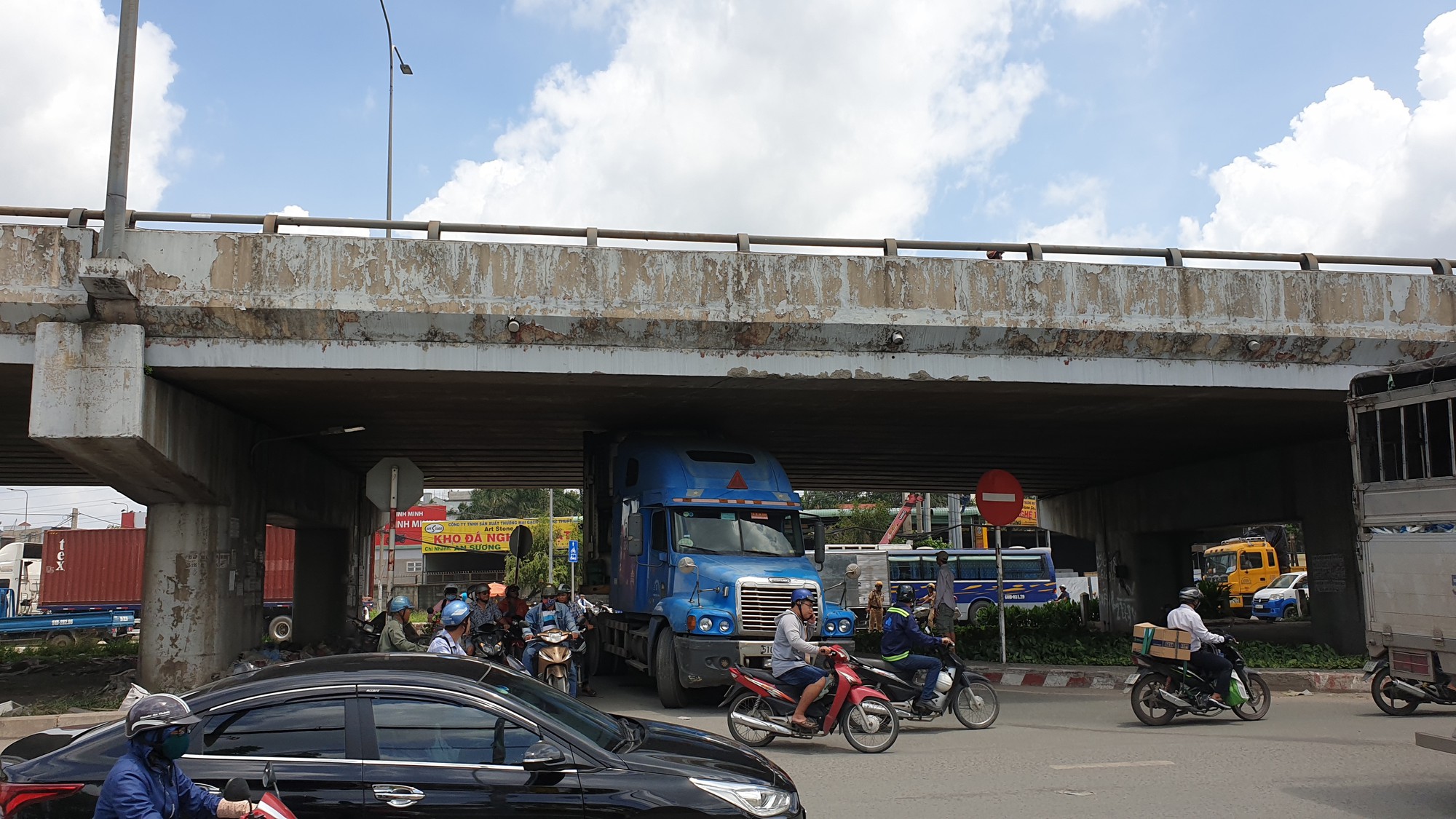 CLIP: Xe container gây rối loạn giao thông ở ngã tư An Sương
