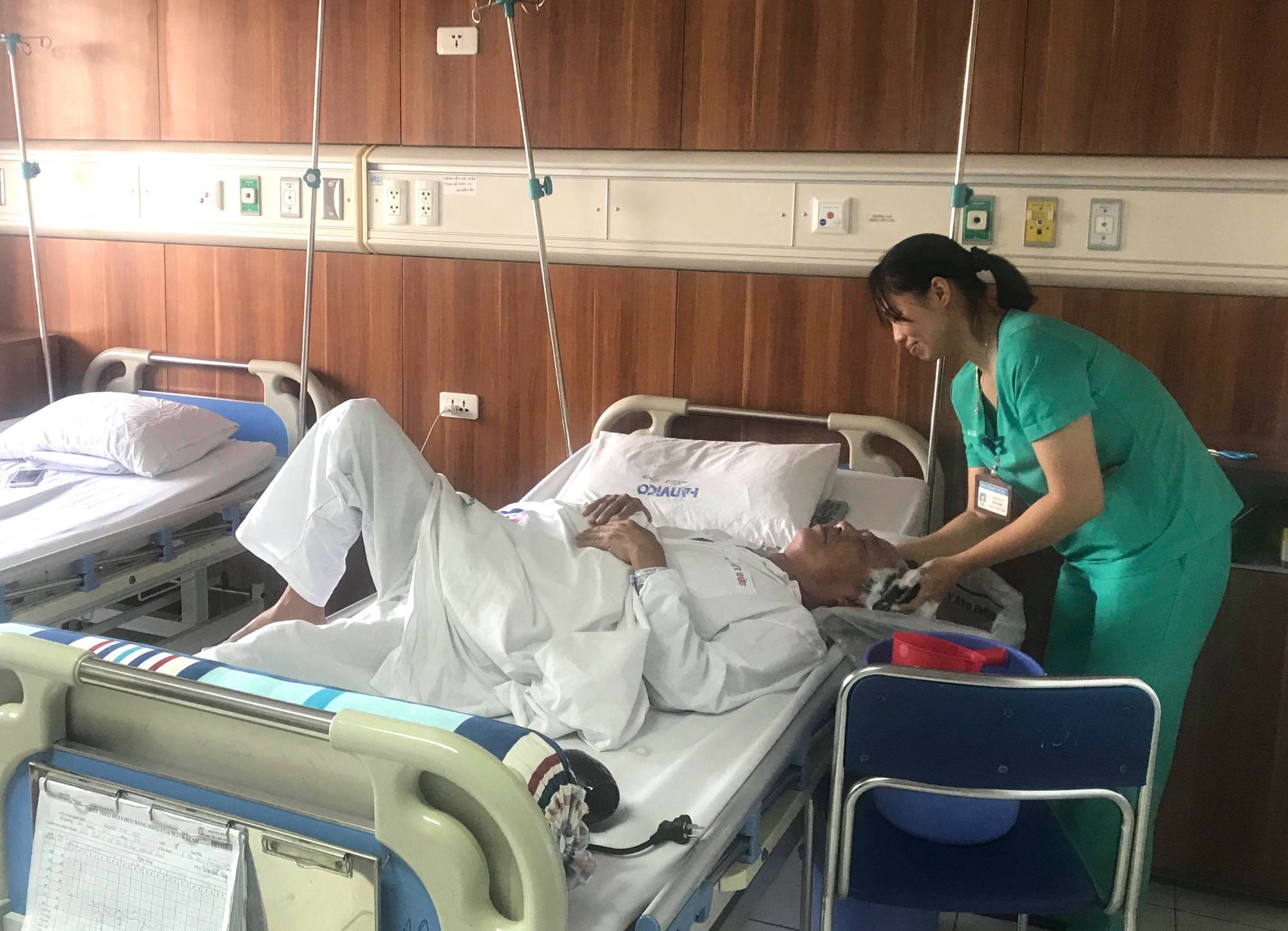 Lấy của công làm dịch vụ