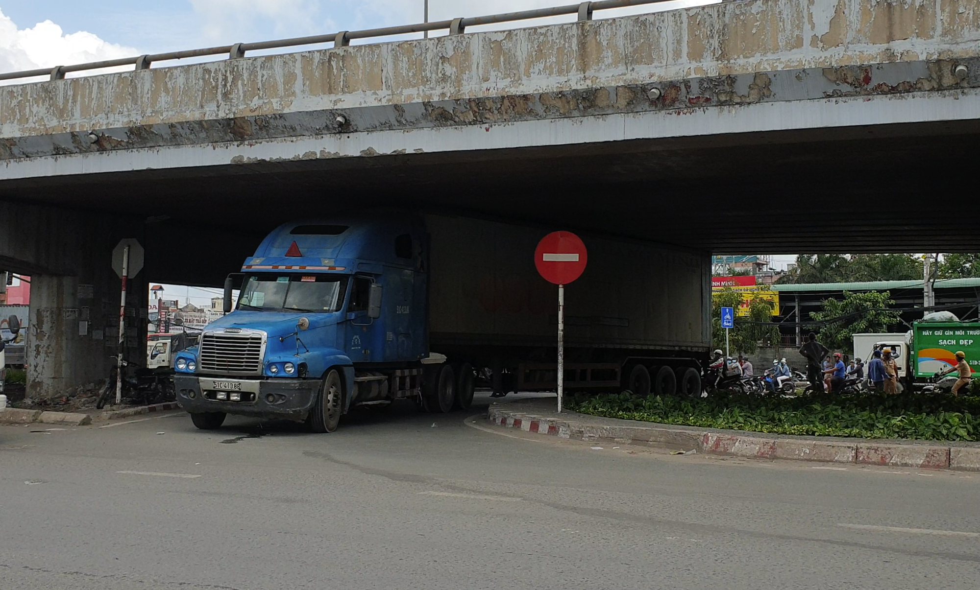 CLIP: Xe container gây rối loạn giao thông ở ngã tư An Sương - Ảnh 2.