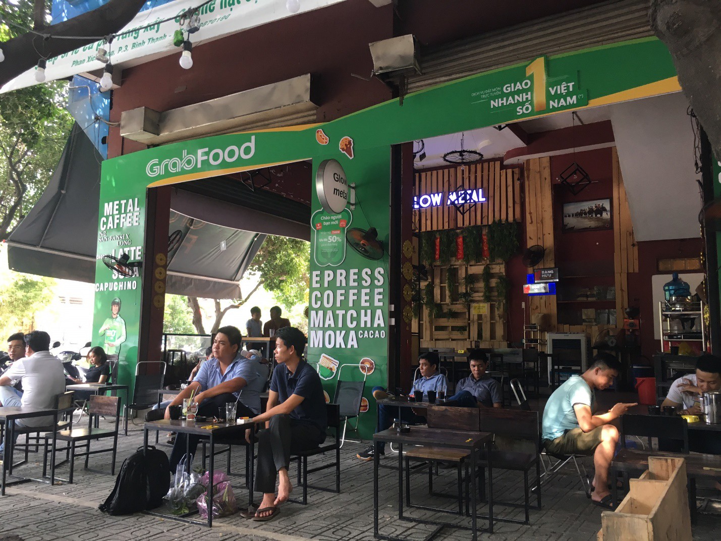 GrabFood muốn g&igrave; khi &ldquo;phủ xanh&rdquo; con phố ẩm thực sầm uất ở TP HCM? - Ảnh 1.