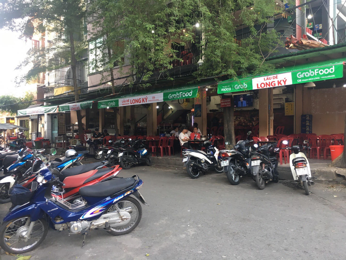 GrabFood muốn g&igrave; khi &ldquo;phủ xanh&rdquo; con phố ẩm thực sầm uất ở TP HCM? - Ảnh 4.
