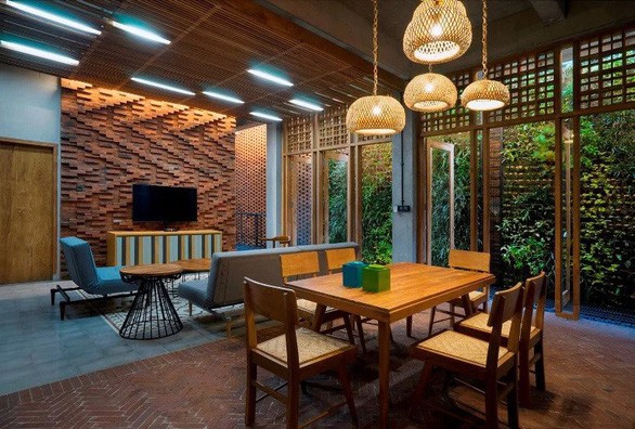 Ng&ocirc;i nh&agrave; gạch xếp truyền thống m&agrave; ph&aacute; c&aacute;ch ở Indonesia - Ảnh 4.
