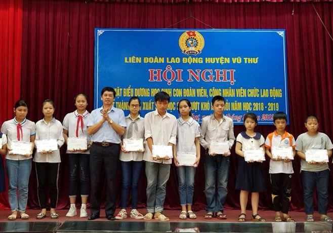 Th&aacute;i B&igrave;nh: Khen thưởng con CNVC-LĐ vượt kh&oacute;, học giỏi - Ảnh 1.