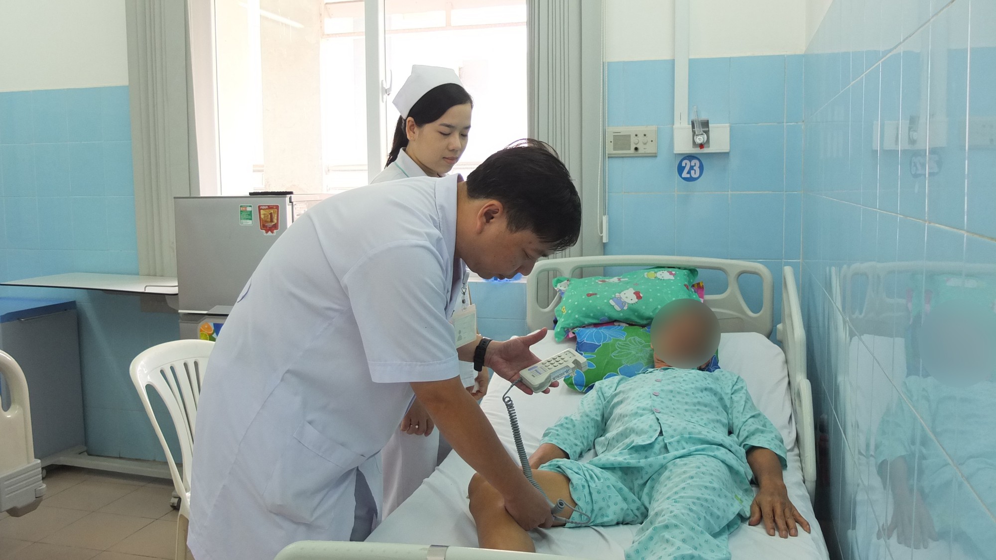 Đang si&ecirc;u &acirc;m h&igrave;nh ảnh, b&aacute;c sĩ giật m&igrave;nh chuyển người đ&agrave;n &ocirc;ng đi mổ ngay - Ảnh 1.
