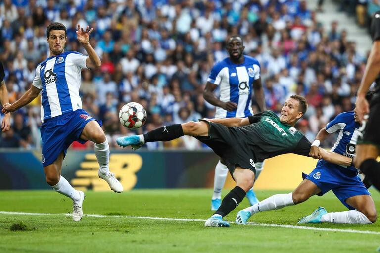 Ch&acirc;n s&uacute;t 19 tuổi bắn hạ cựu v&ocirc; địch, Champions League sốc nặng - Ảnh 2.