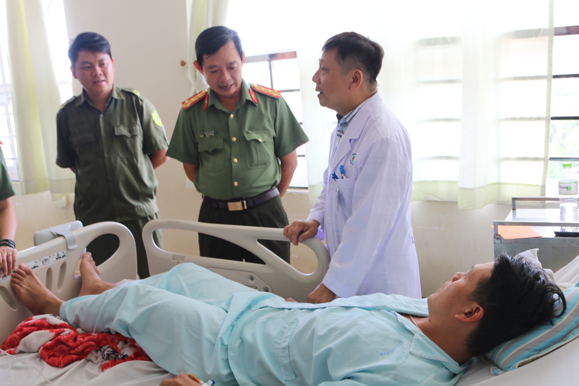 Công an viên bị nam thanh niên dùng dao đâm nhập viện