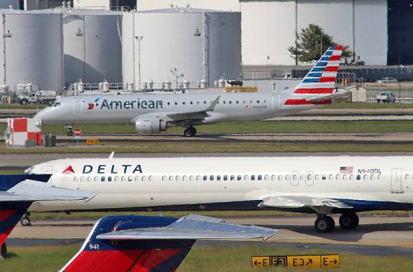 Delta Airlines bay với 1 hành khách, American Airlines bị tố bỏ bê nhóm trẻ em