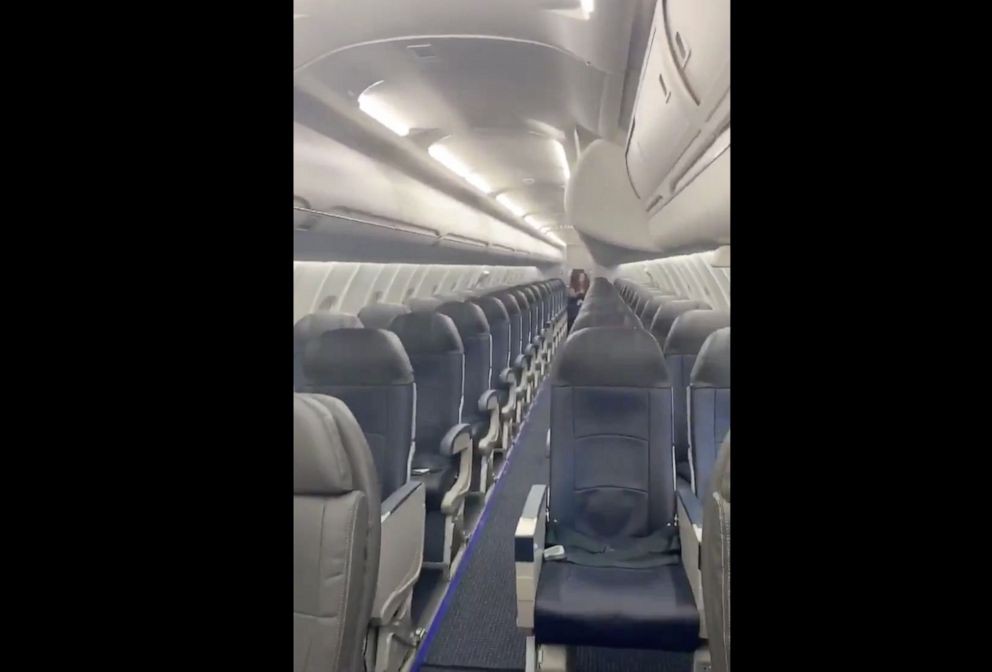 Delta Airlines bay với một h&agrave;nh kh&aacute;ch, American Airlines bỏ b&ecirc; nh&oacute;m trẻ em - Ảnh 2.