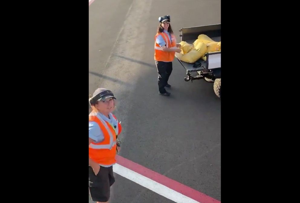 Delta Airlines bay với một h&agrave;nh kh&aacute;ch, American Airlines bỏ b&ecirc; nh&oacute;m trẻ em - Ảnh 3.