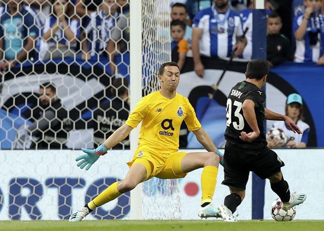 Ch&acirc;n s&uacute;t 19 tuổi bắn hạ cựu v&ocirc; địch, Champions League sốc nặng - Ảnh 5.