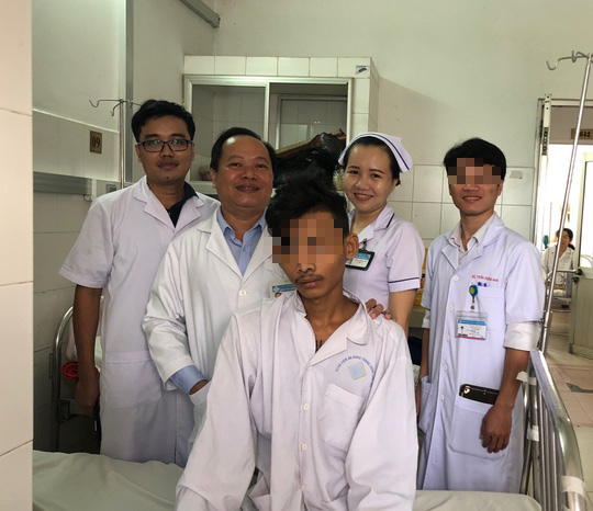 H&uacute;t 1.600 gram m&aacute;u trong ổ bụng để cứu nam bệnh nh&acirc;n - Ảnh 1.