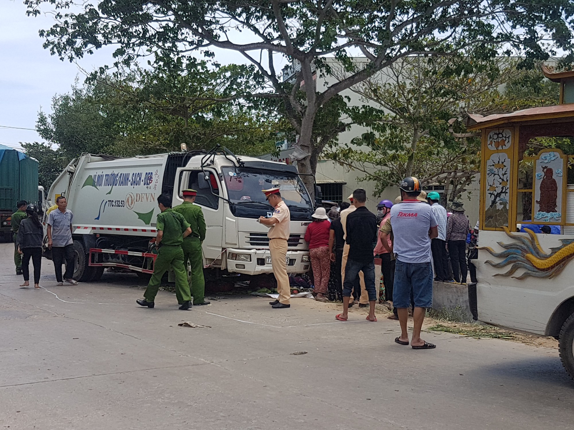 Xe chở r&aacute;c bất ngờ lao sang ph&iacute;a tr&aacute;i đường t&ocirc;ng chết tiểu thương - Ảnh 1.