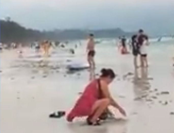 Kh&aacute;ch Trung Quốc ch&ocirc;n bỉm tr&ecirc;n c&aacute;t, Philippines đ&oacute;ng cửa b&atilde;i biển  - Ảnh 2.