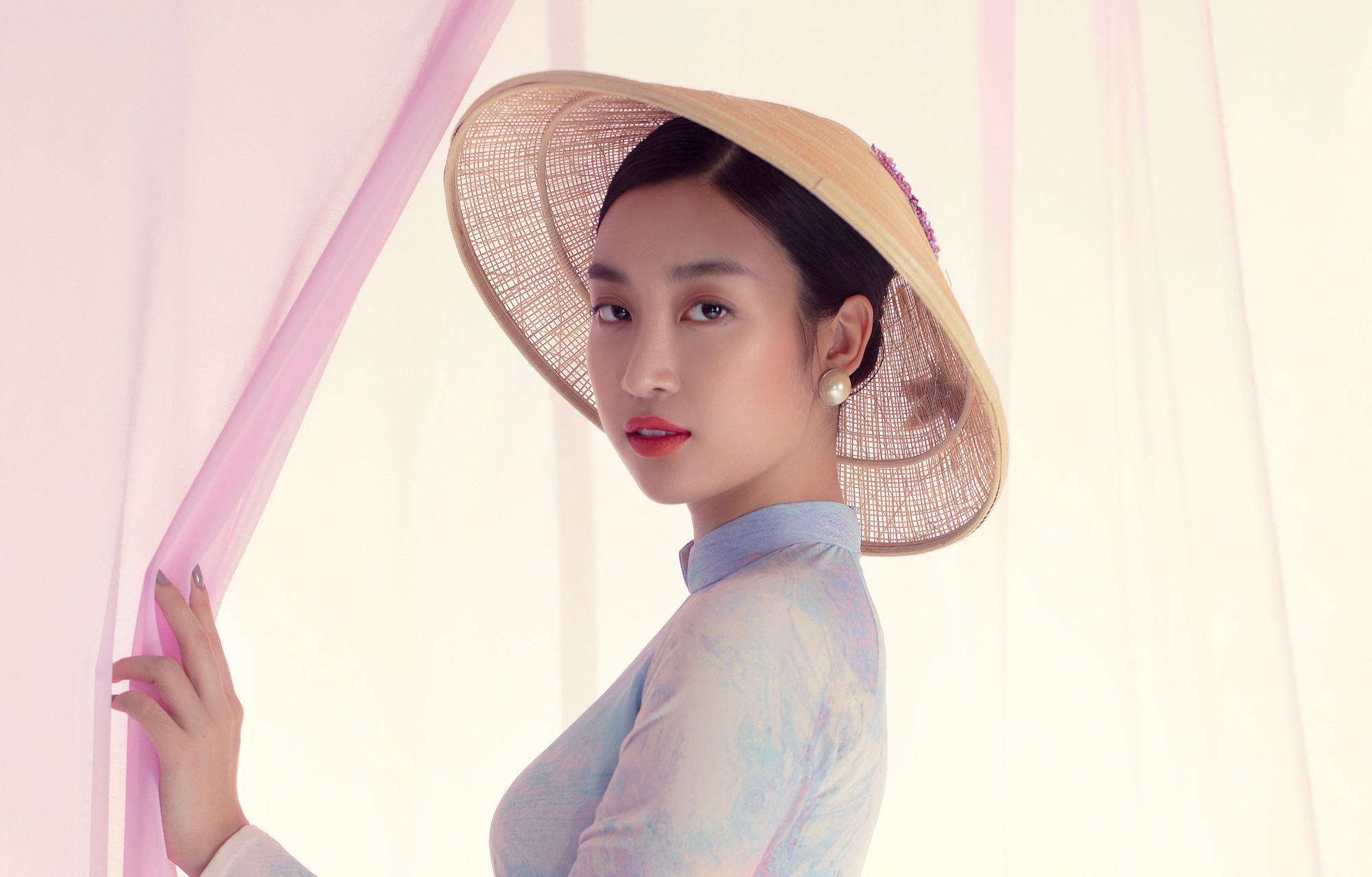 Đỗ Mỹ Linh tuyệt sắc trong áo dài hoa sen lễ Vu Lan