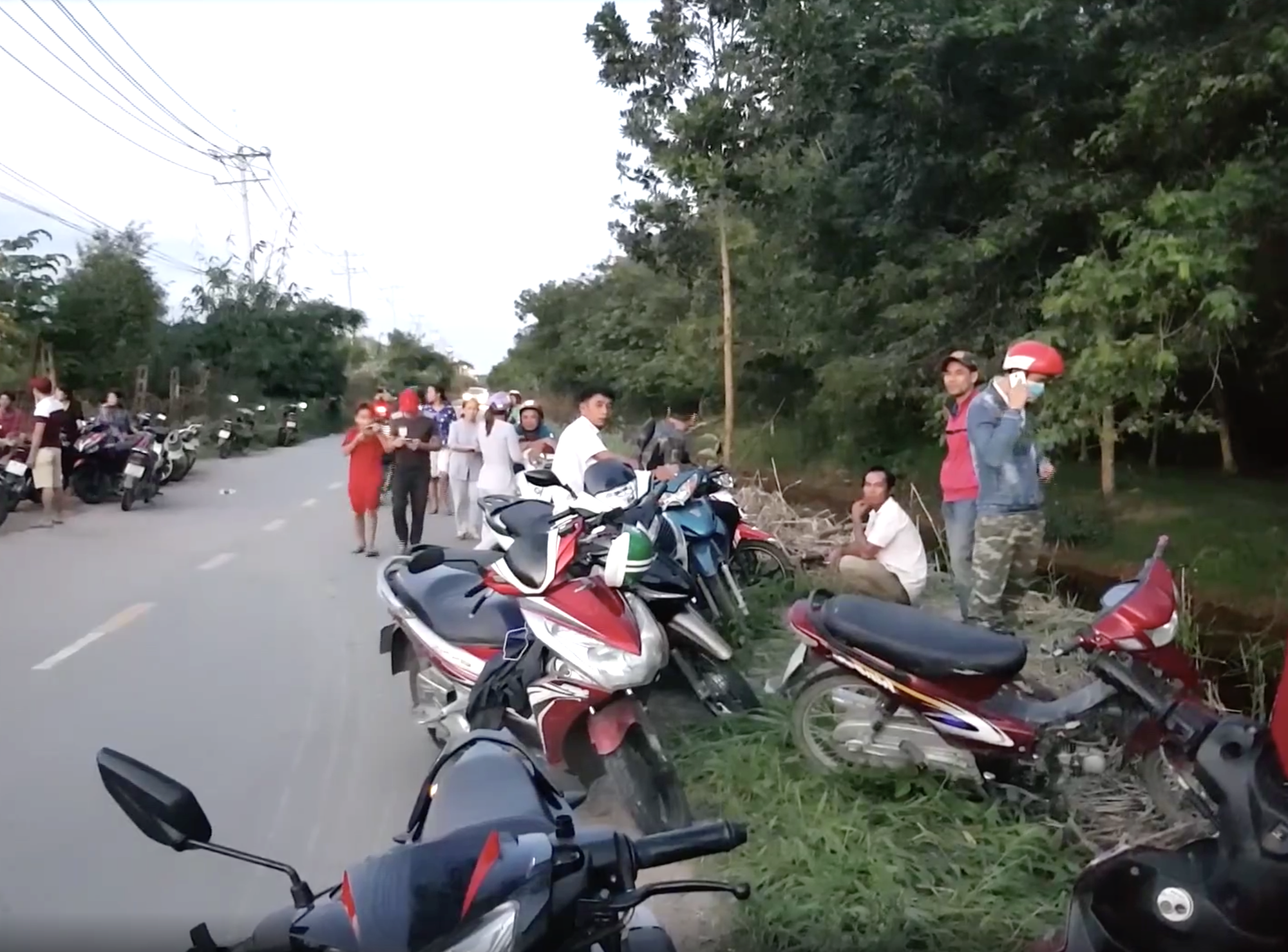 Người đàn ông nghi bị sát hại, thi thể nằm dưới mương nước ở Bình Chánh