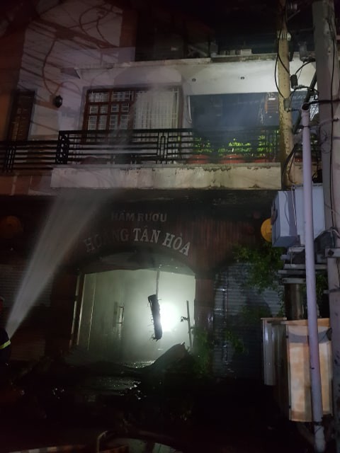Ch&aacute;y hầm rượu ở Bi&ecirc;n H&ograve;a - Ảnh 1.