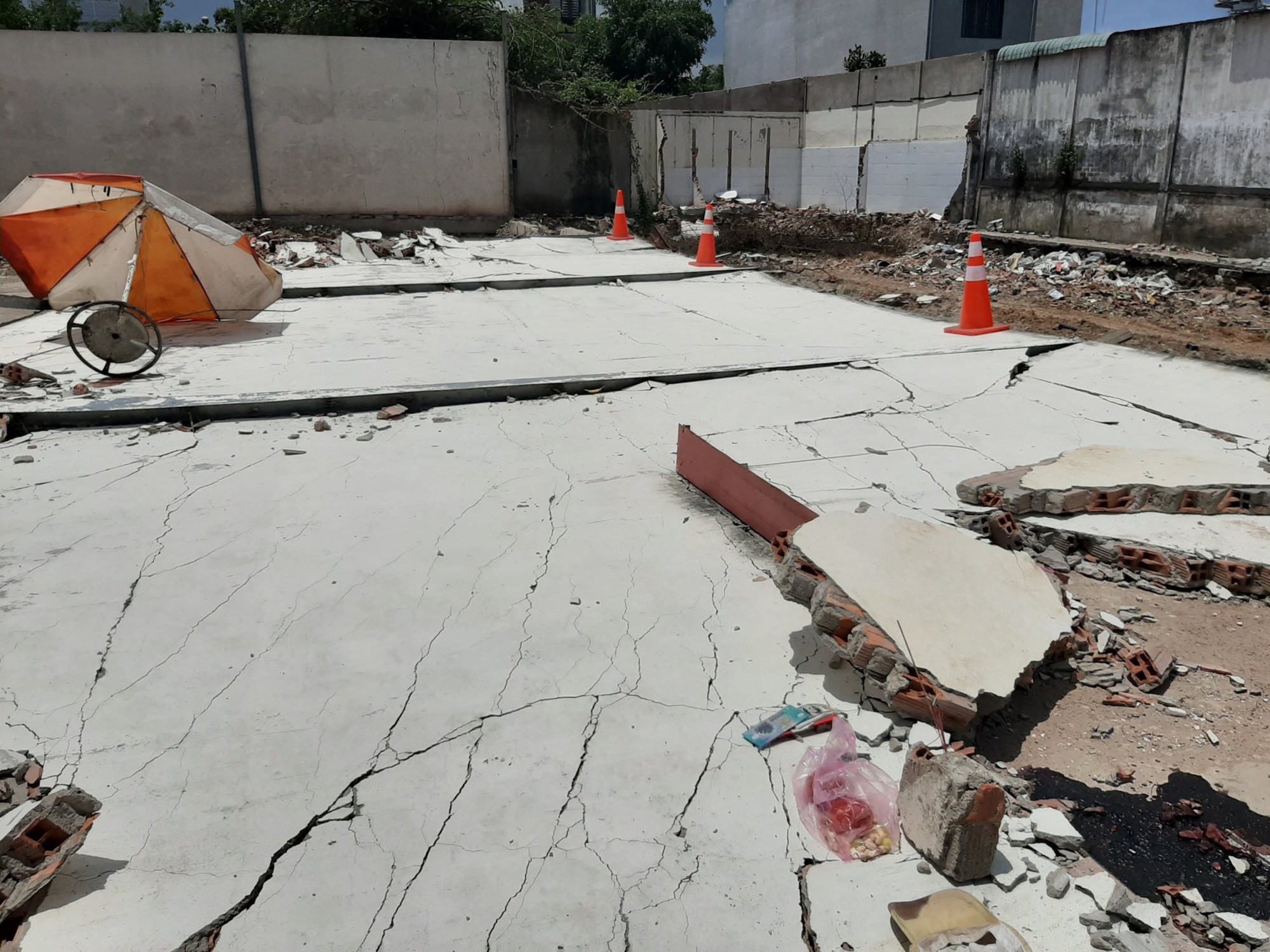 Tránh nắng dưới bức tường lớn, 2 người bị đè chết thương tâm