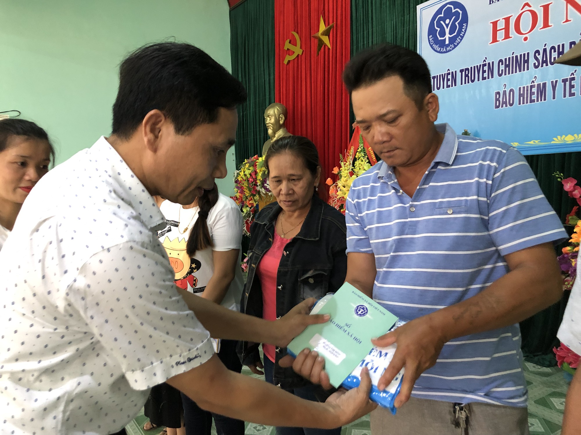 Người đàn ông Quảng Bình chi cả trăm triệu mua BHXH tự nguyện cho cả nhà