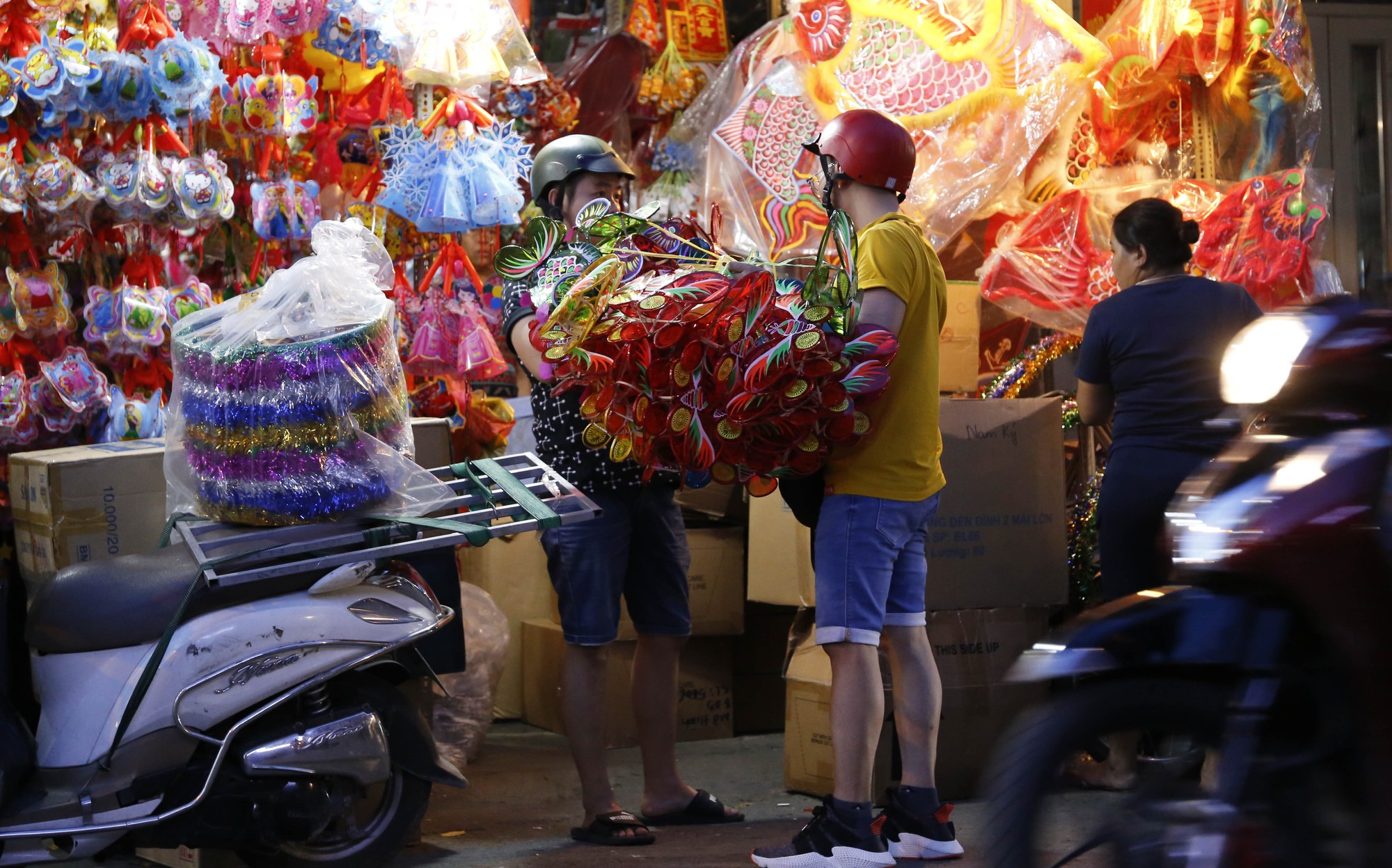 Rộn ràng xóm lồng đèn Phú Bình - Ảnh 4.