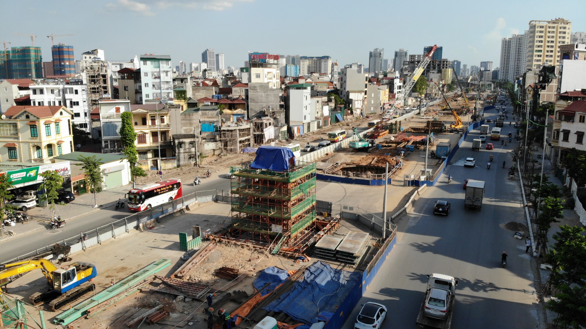 Những “chiếc bẫy” chết người rình rập trên đường Phạm Văn Đồng - Ảnh 2.