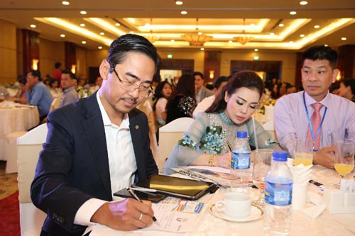 Doanh nghiệp ủng hộ tặng cờ cho ngư dân