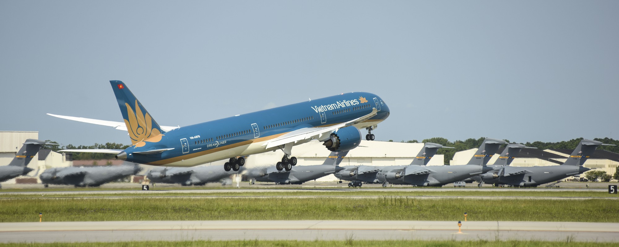 Cận cảnh siêu máy bay Boeing 787-10 lớn nhất Việt Nam đáp xuống Nội Bài - Ảnh 3.