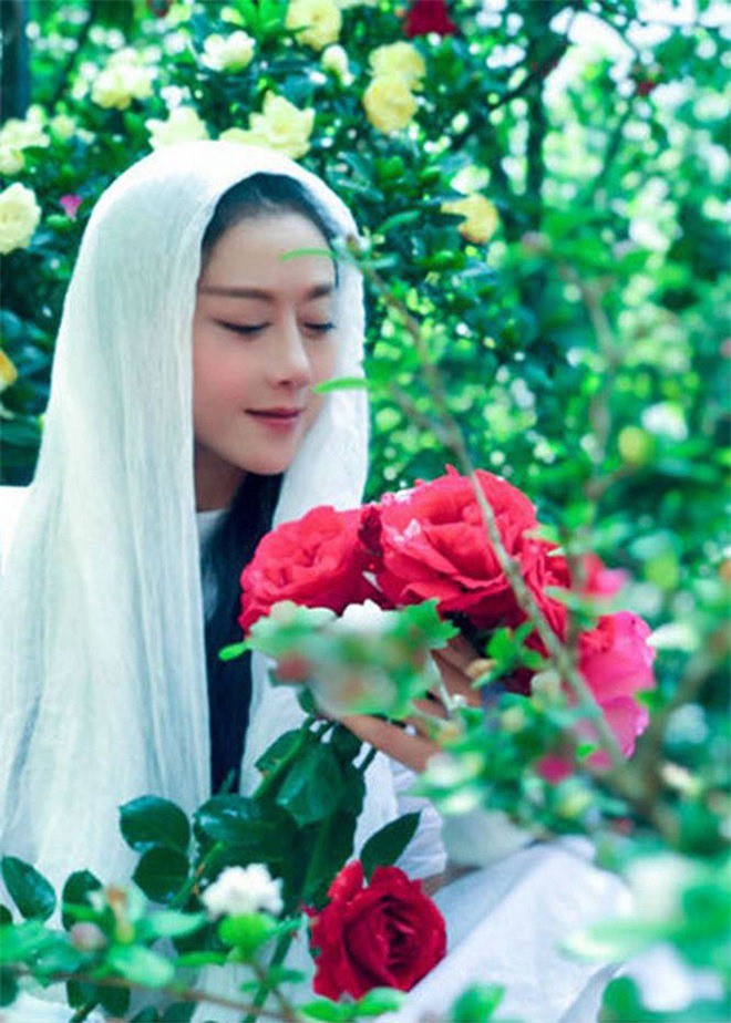 Mỹ nh&acirc;n Anh h&ugrave;ng xạ đi&ecirc;u U60 m&agrave; nhan sắc vẫn tựa g&aacute;i đ&ocirc;i mươi - Ảnh 3.