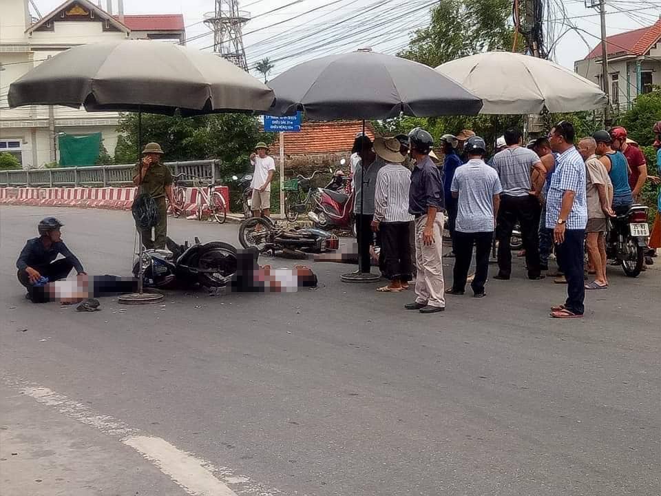 2 xe máy đấu đầu trên quốc lộ, 3 người thương vong