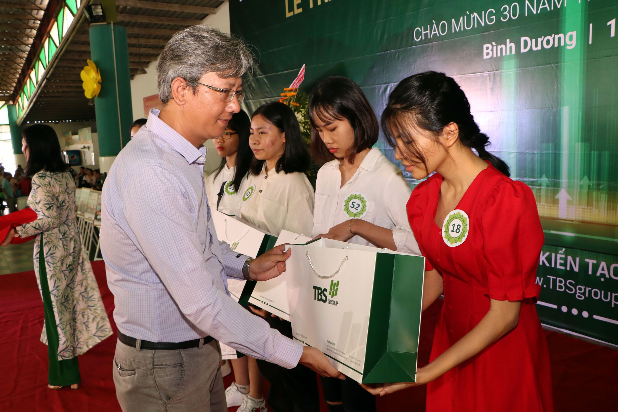 Bình Dương: 7.631 suất học bổng cho con đoàn viên và người lao động