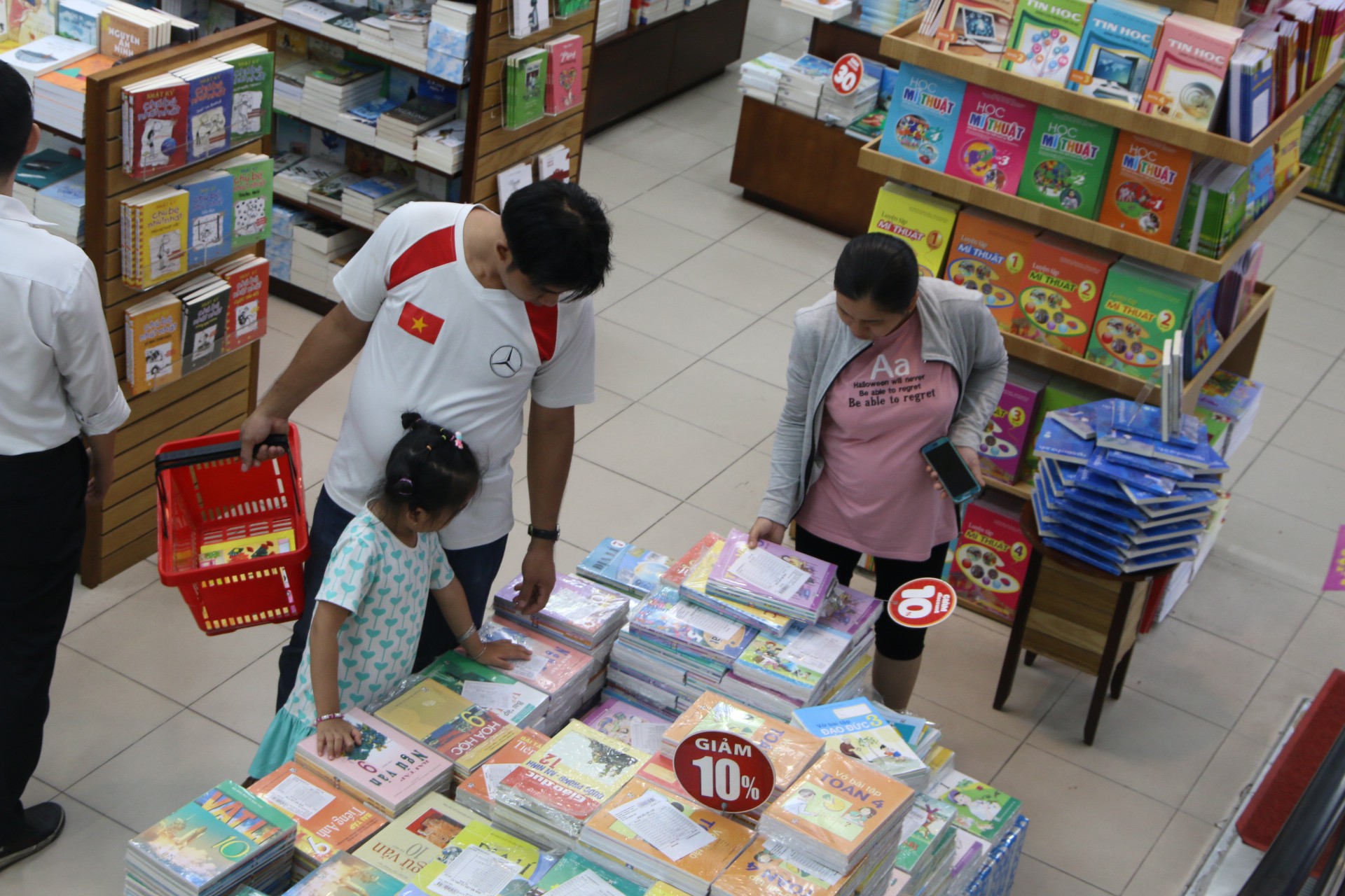 Chen ch&acirc;n mua s&aacute;ch vở trước ng&agrave;y tựu trường - Ảnh 2.