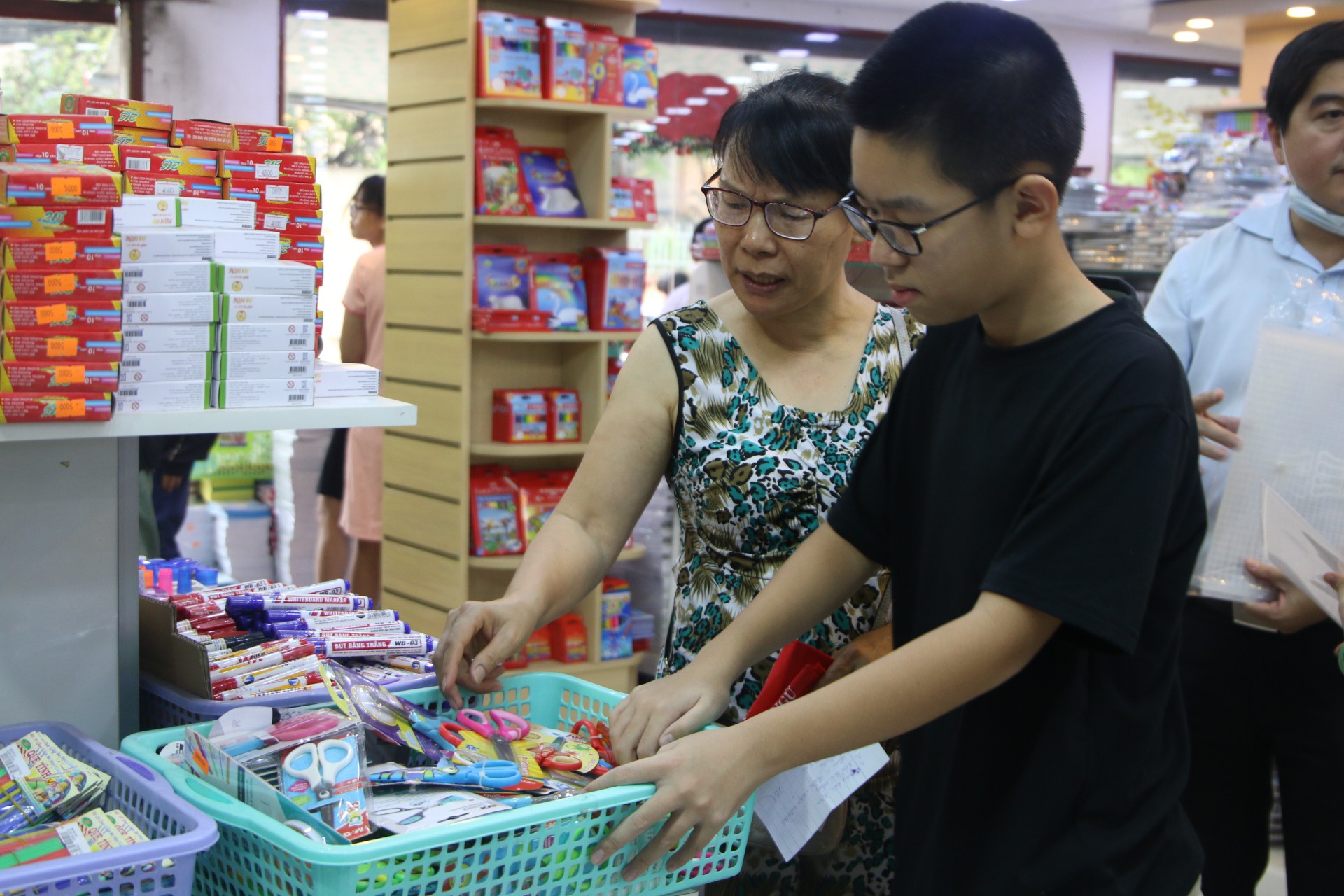 Chen ch&acirc;n mua s&aacute;ch vở trước ng&agrave;y tựu trường - Ảnh 3.