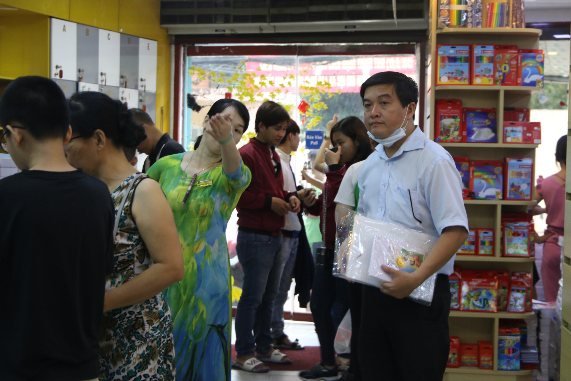 Chen ch&acirc;n mua s&aacute;ch vở trước ng&agrave;y tựu trường - Ảnh 5.