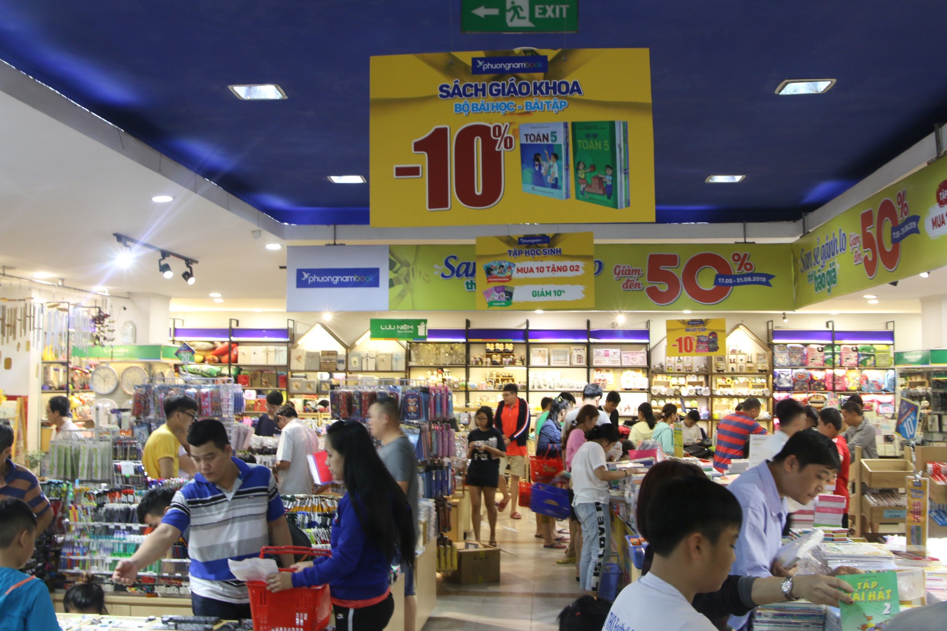 Chen ch&acirc;n mua s&aacute;ch vở trước ng&agrave;y tựu trường - Ảnh 6.