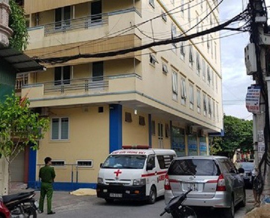 Một thầy giáo nước ngoài dạy tiếng Anh rơi từ tầng 4 xuống đất tử vong