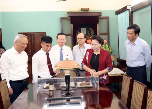 Dâng hương tưởng niệm Chủ tịch Hồ Chí Minh