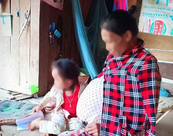Cô giáo mầm non đeo "bụng bầu" nặng 25 kg suốt 14 năm