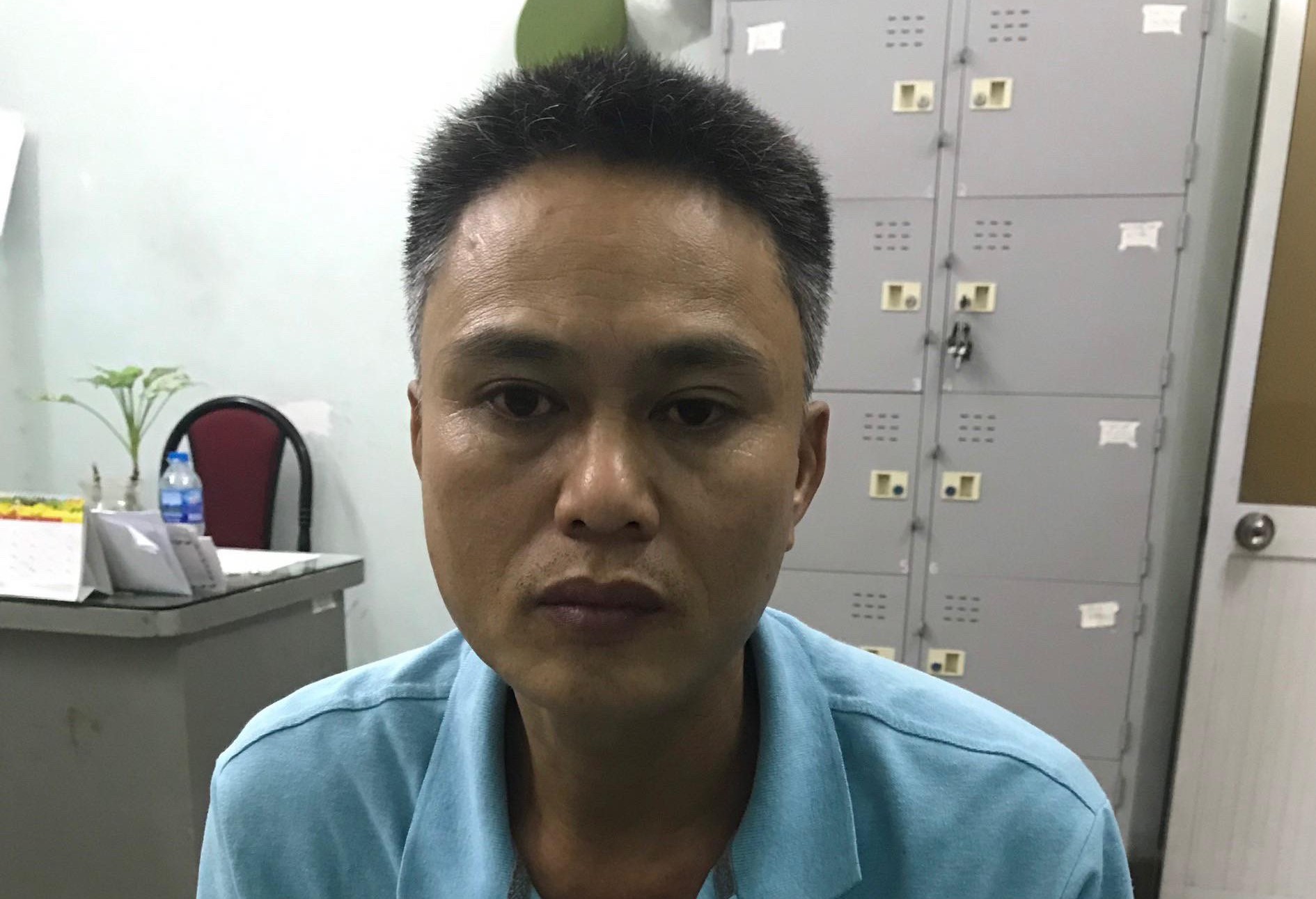 Chân dung kẻ dùng dao đâm liên tiếp vào cổ một phụ nữ giữa đường