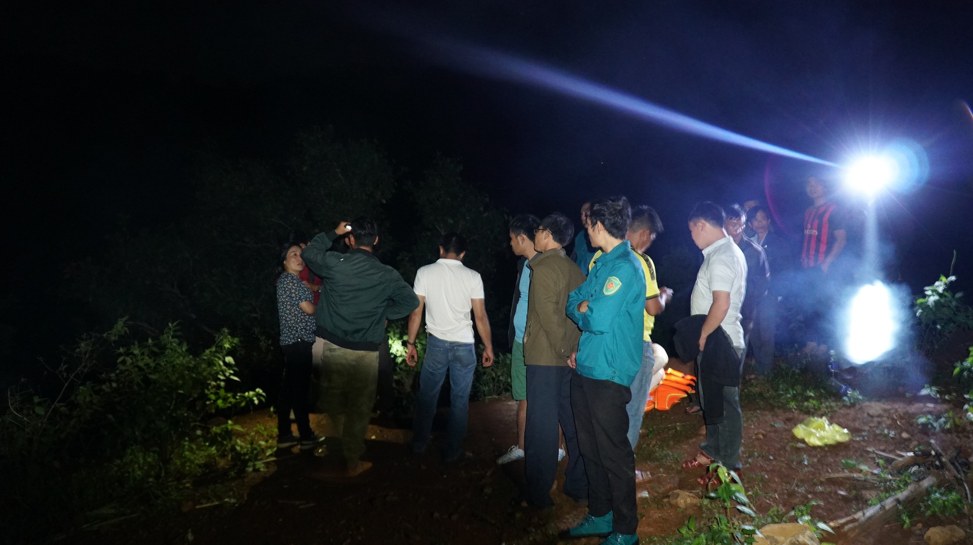 Cử đội thợ lặn tìm kiếm 3 thanh niên mất tích khi tắm thác