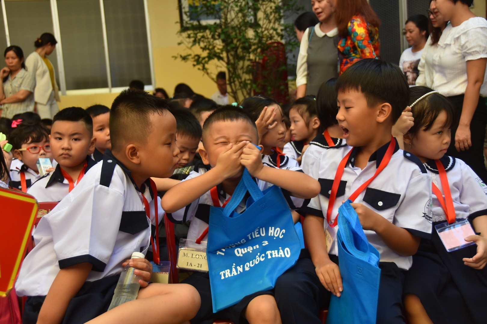 Ph&oacute;ng sự ảnh: Ch&agrave;o lớp 1 - Ảnh 6.