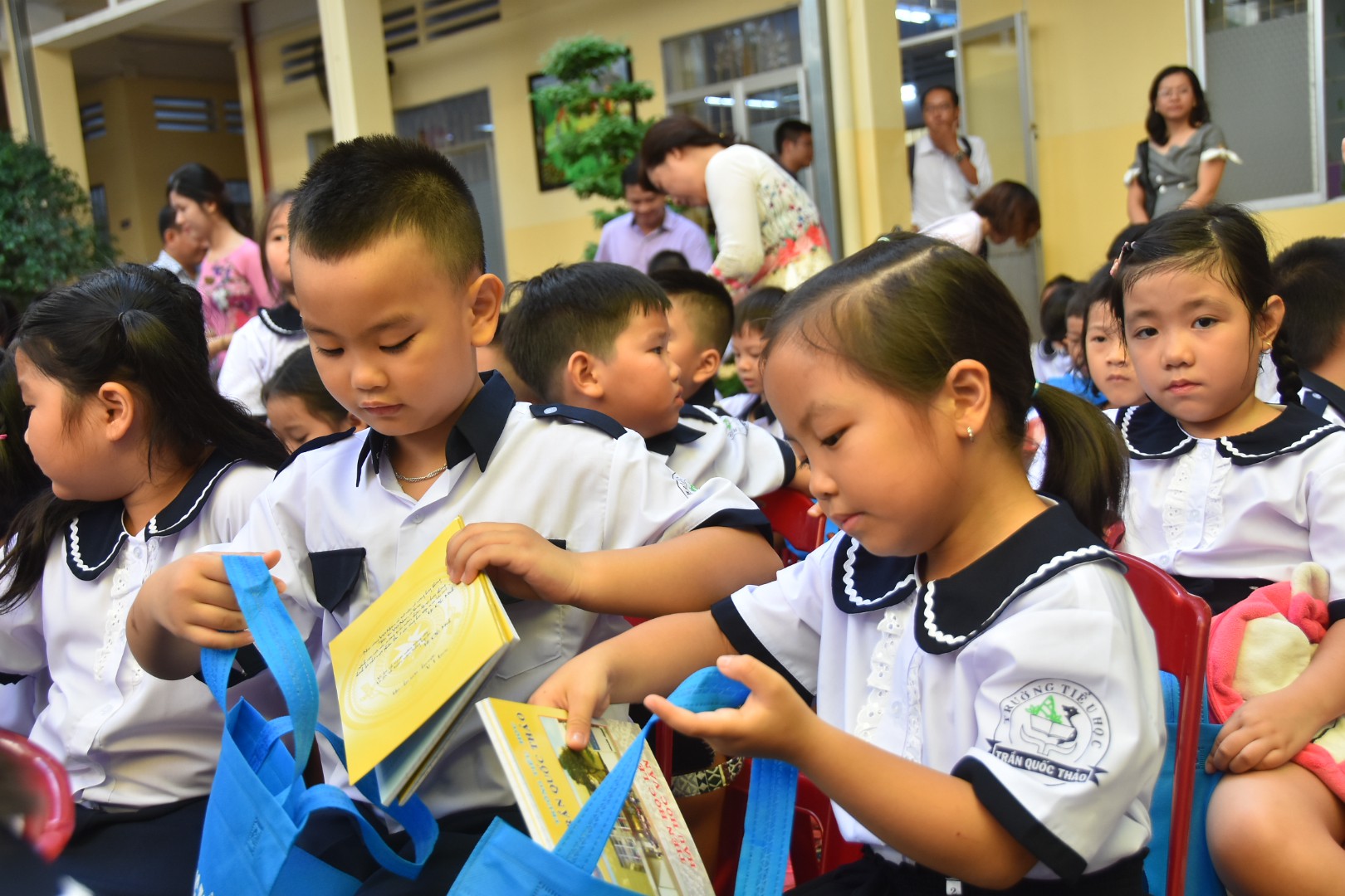 Ph&oacute;ng sự ảnh: Ch&agrave;o lớp 1 - Ảnh 2.