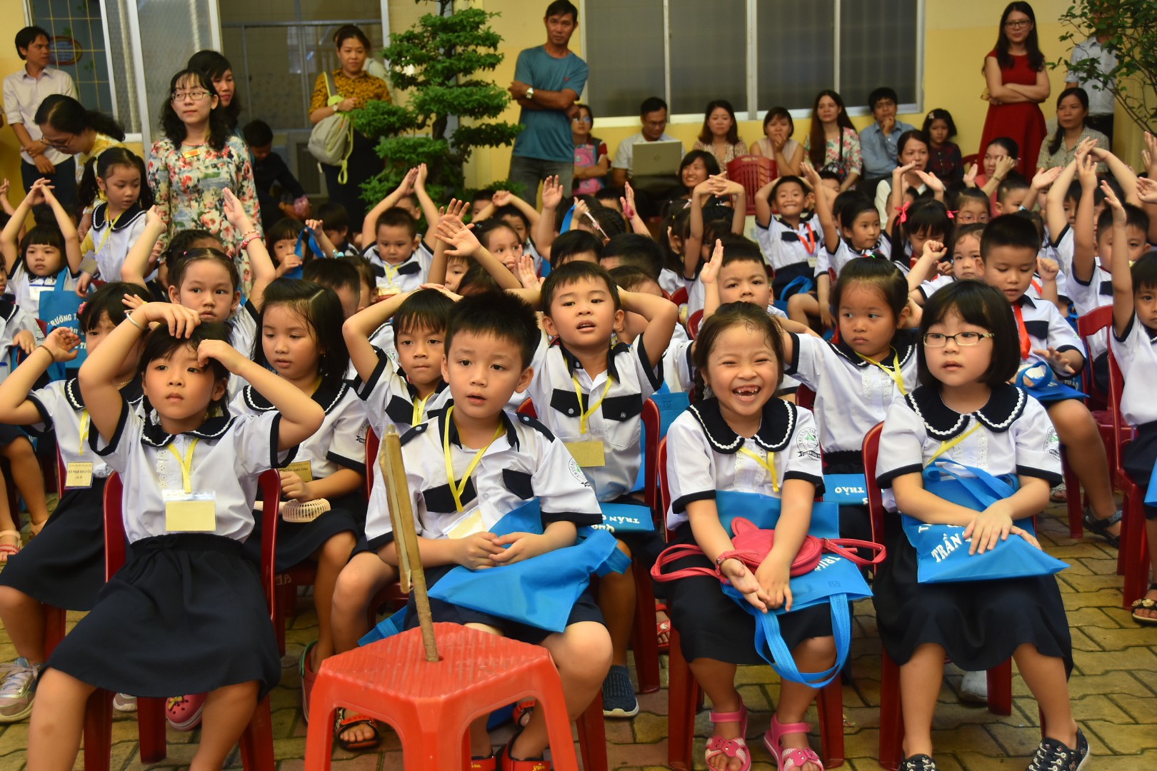 Ph&oacute;ng sự ảnh: Ch&agrave;o lớp 1 - Ảnh 1.