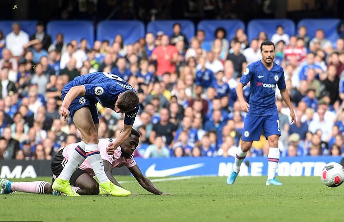 Chelsea h&ograve;a th&oacute;t tim, tội đồ Leicester h&oacute;a người h&ugrave;ng Stamford Bridge - Ảnh 2.