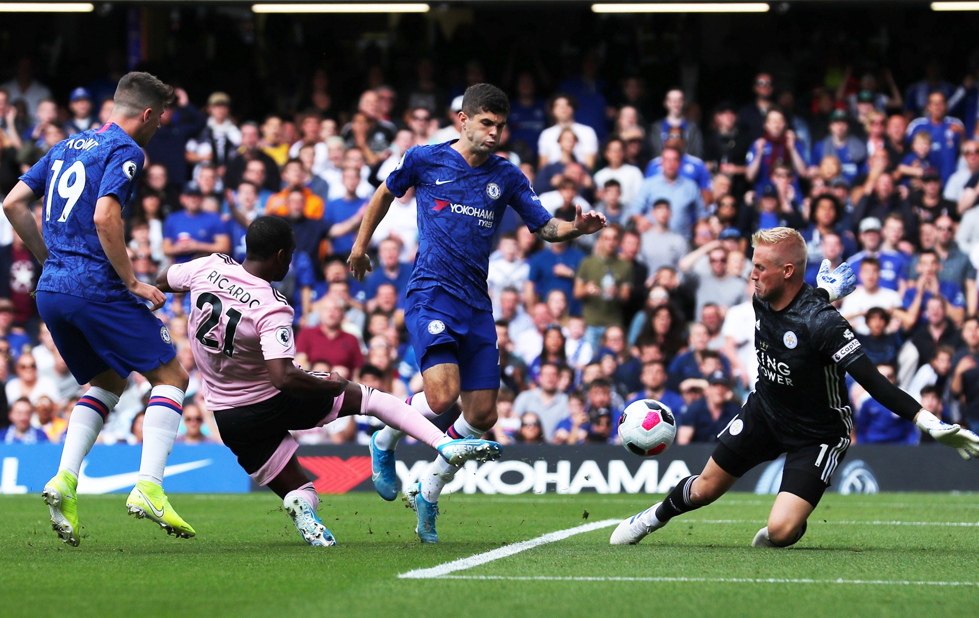 Chelsea h&ograve;a th&oacute;t tim, tội đồ Leicester h&oacute;a người h&ugrave;ng Stamford Bridge - Ảnh 1.